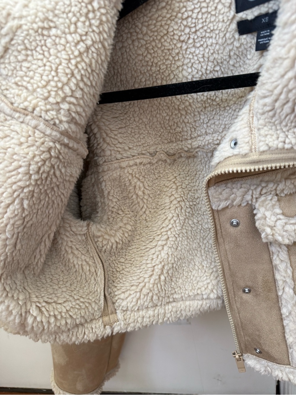 [AVAILABLE IN AUG.] alo Faux Shearling Snowfall Cropped Jacket - Picture 3 of 5